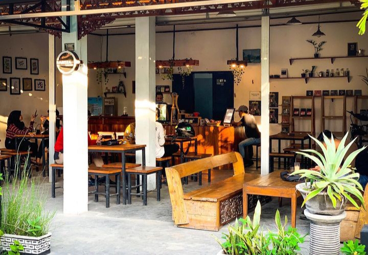 Pengunjung bersantai menikmati kopi di Kafe Barista.