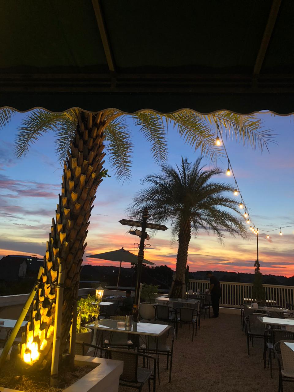 Suasana senja di The Sky Resto and Bakery.