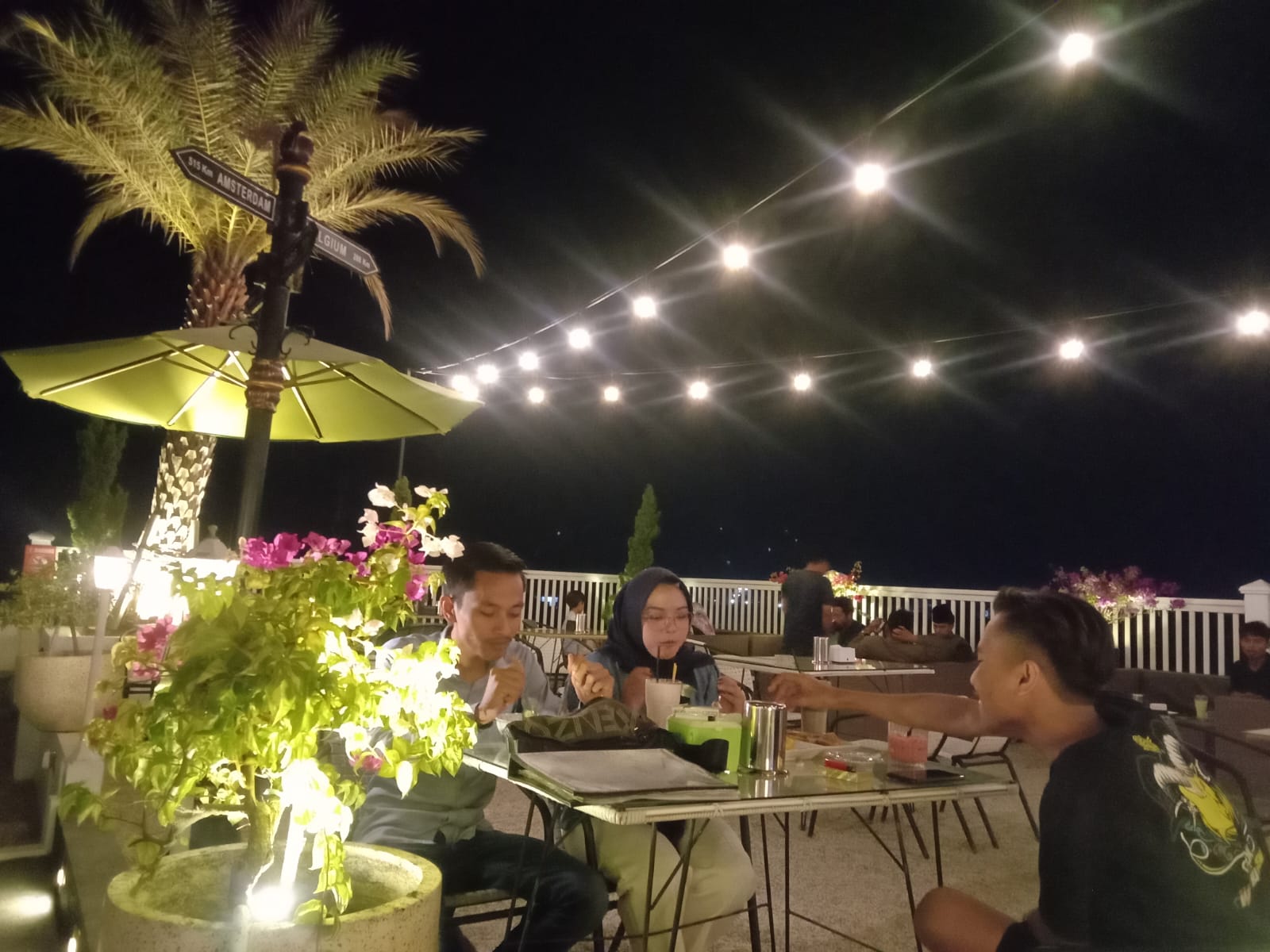 Suasana malam hari di The Sky Resto and Bakery.