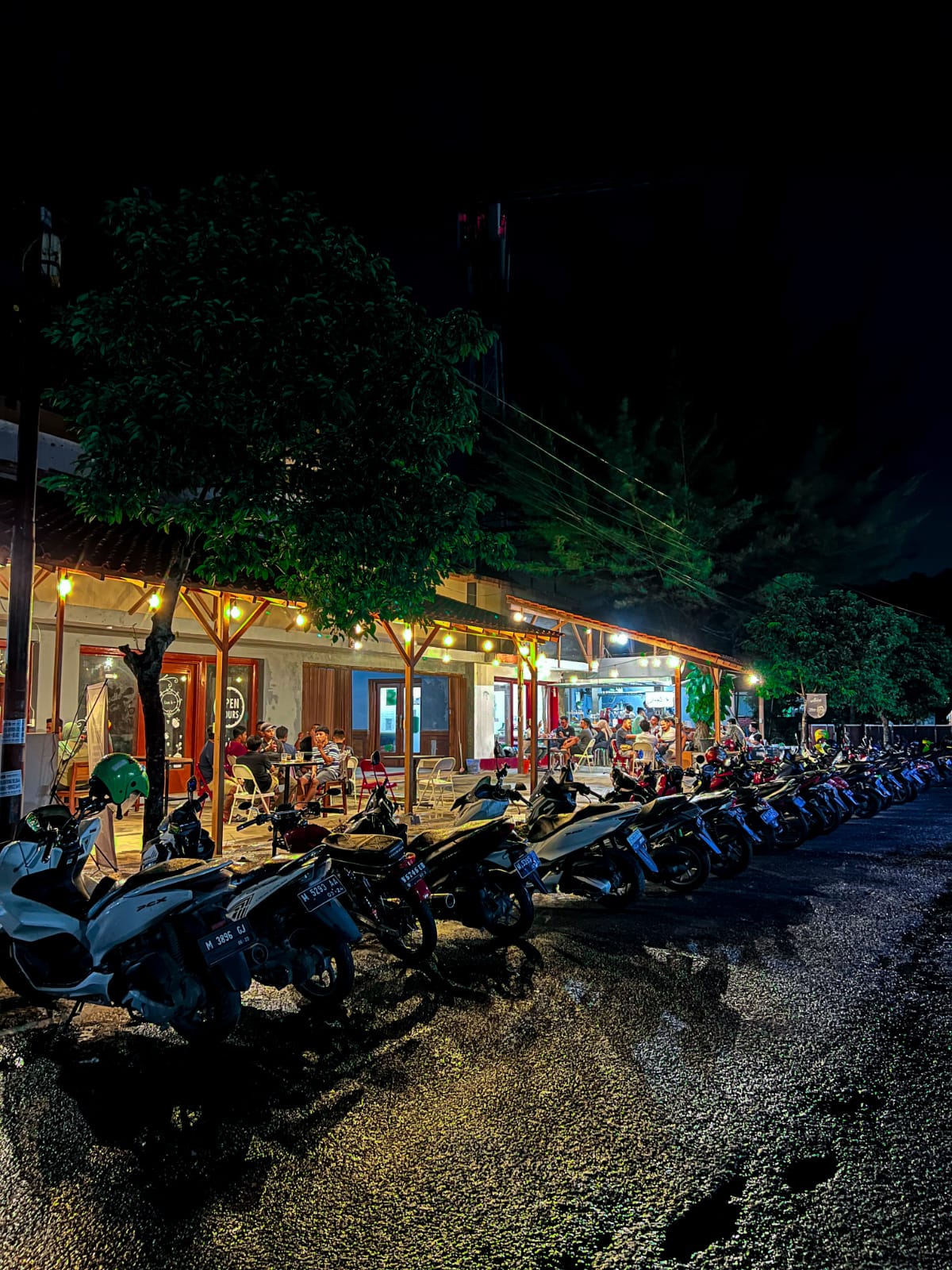 Kendaraan pengunjung terparkir rapi di halaman Kedai Pusataka.