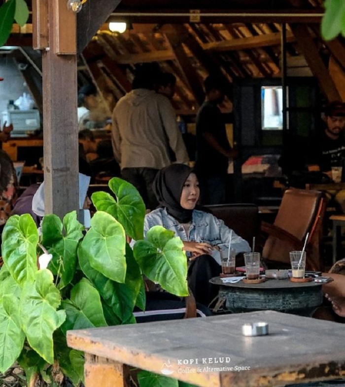 Pengunjung menikmati kopi.