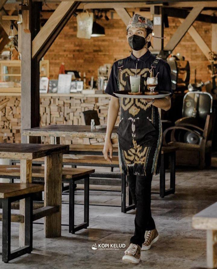 Berista mengantarkan pesanan kepada pengunjung di Kopi Kelud.