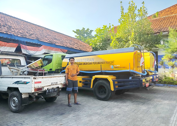 SEPI: Karyawan PDAM Trunojoyo Sampang menunjukkan tangki yang dipersiapkan untuk distribusi air bersih ke desa terdampak kekeringan.&nbsp;