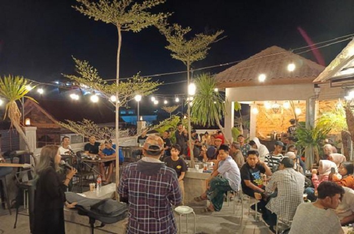 Suasana live music di Retorika Kopi pada malam hari.