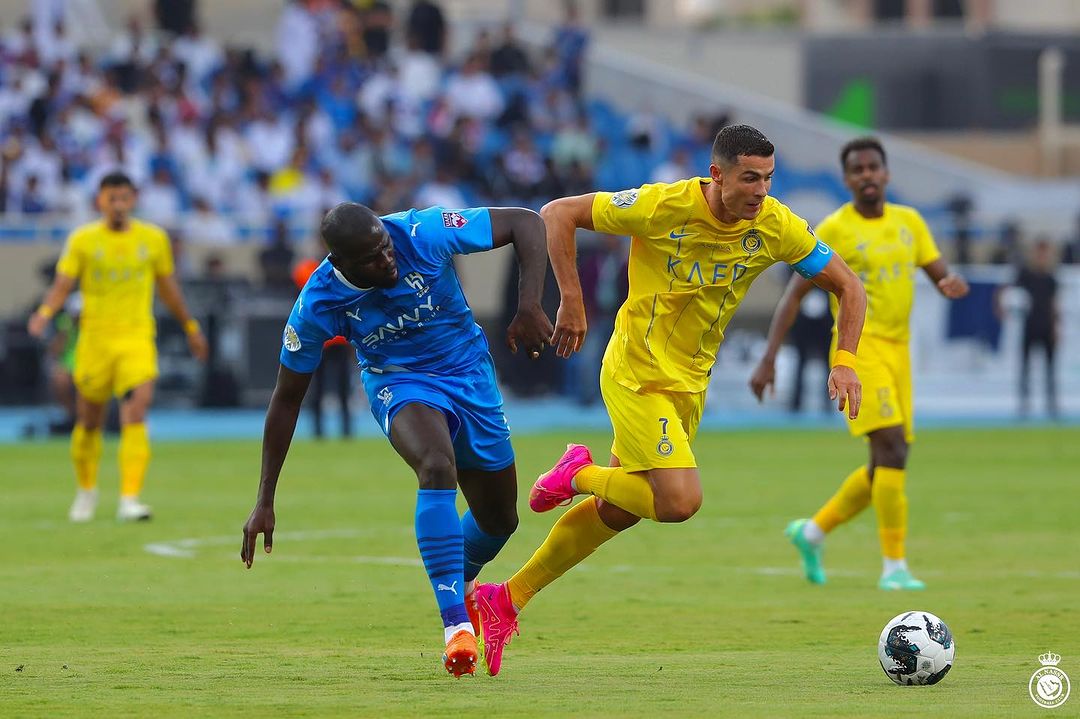 Cristiano Ronaldo mencoba melewati hadangan pemain Al Hilal. (Instagram @alnassr)