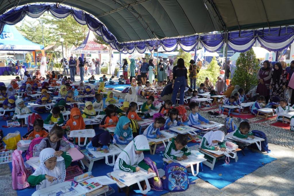 BERSEMANGAT: Peserta mewarnai antusias mengikuti rangkaian undian PHS di area GOR Taman Wijaya Kusuma, Sabtu (12/8). (BRI UNTUK JPRM)