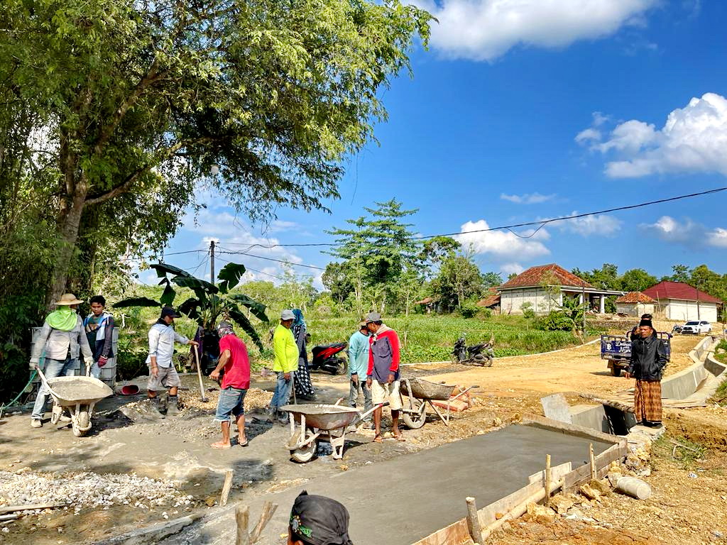 KOMPAK: Kepala Desa Karang Anyar H. Ach. Sabra&rsquo;i meninjau pekerjaan perbaikan jalan di perbatasan Dusun Gunung Sala dan Dusun Korcekor, yang dilakukan secara gotong royong, Senin (24/7). (ROSYI/JPRM)