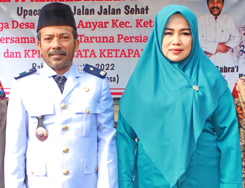 HARMONIS: Kades Karang Anyar H. Ach. Sabra&rsquo;i foto bersama istri tercinta. (PEMDES KARANG ANYAR UNTUK JPRM)