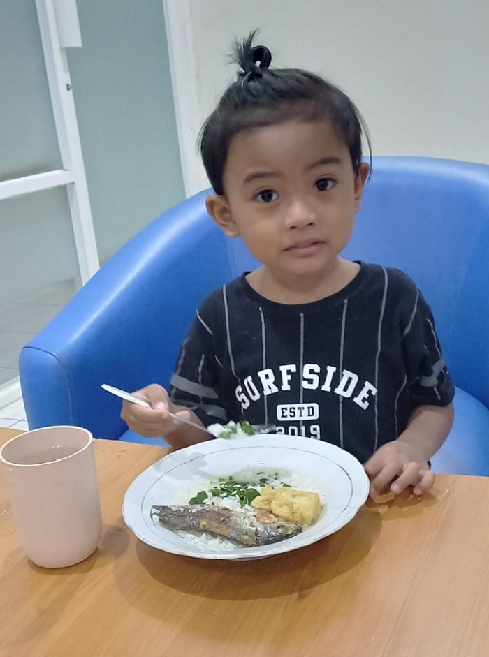 Si Kecil belajar makan sendiri. (Al Fatih)