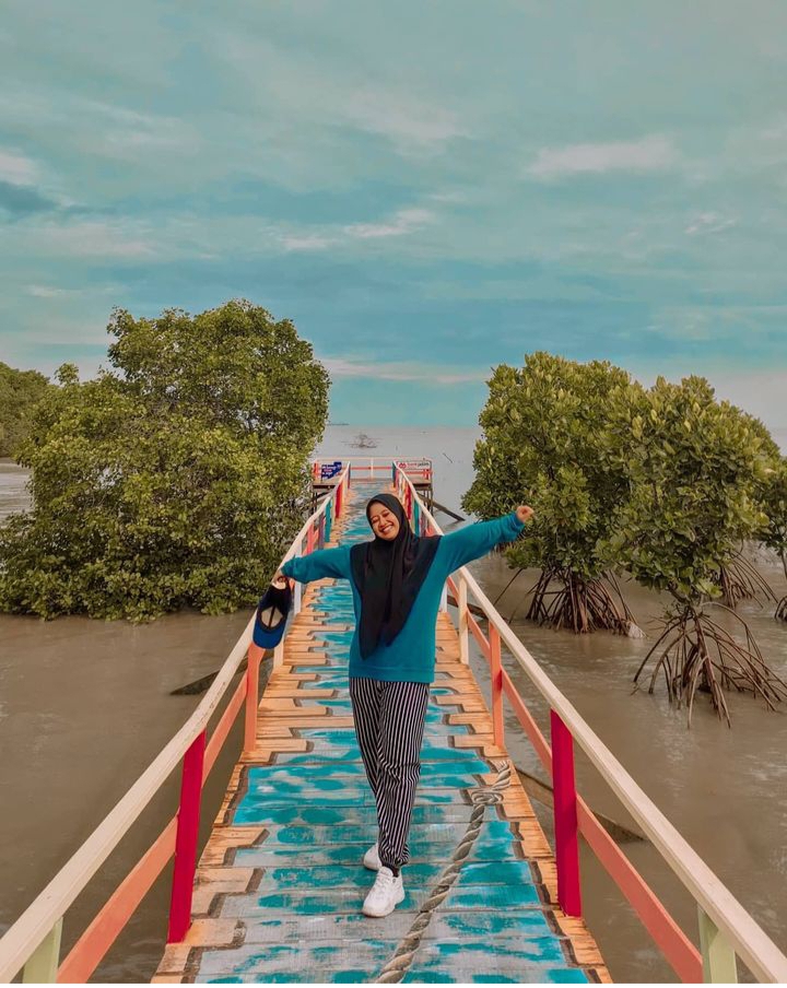 Pengunjung  berfoto di area Wisata Mangrove Bancaran (Instagram sdwiromania)