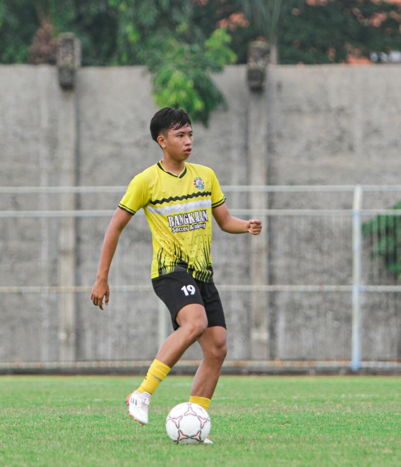 POTENSIAL: Alvin Sukron melakukan latihan di Stadion Gelora Bangkalan beberapa waktu lalu. (ALVIN SUKRON FOR JPRM)