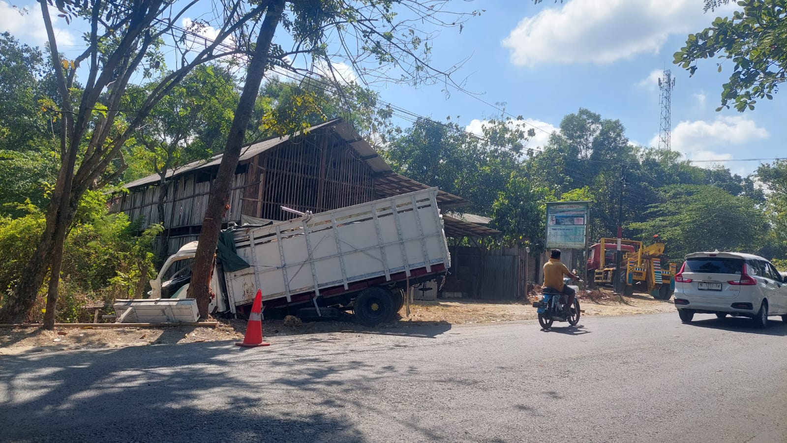 WASPADA: Truk yang terlibat laka lantas di Jalan Raya Galis, Bangkalan, Kamis (10/8). (ZEINAL ABIDIN/JPRM)