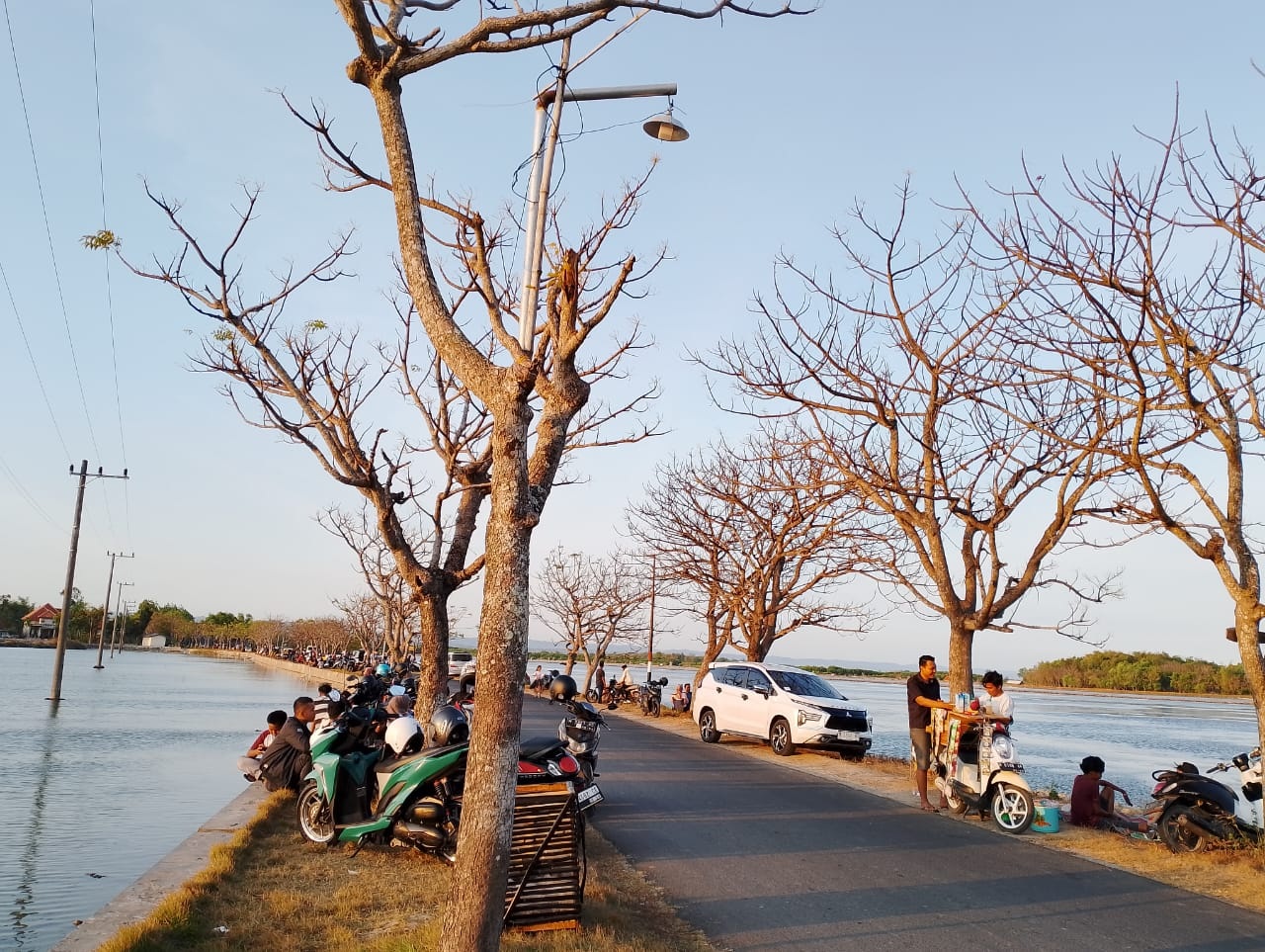 RAMAI: Pengunjung tengah menikmati pemandangan Wisata Capak yang berlokasi di Desa Pandan, Kecamatan Galis, Minggu (13/8). (UBAIDILLAHIR RA&rsquo;IE/JPRM)