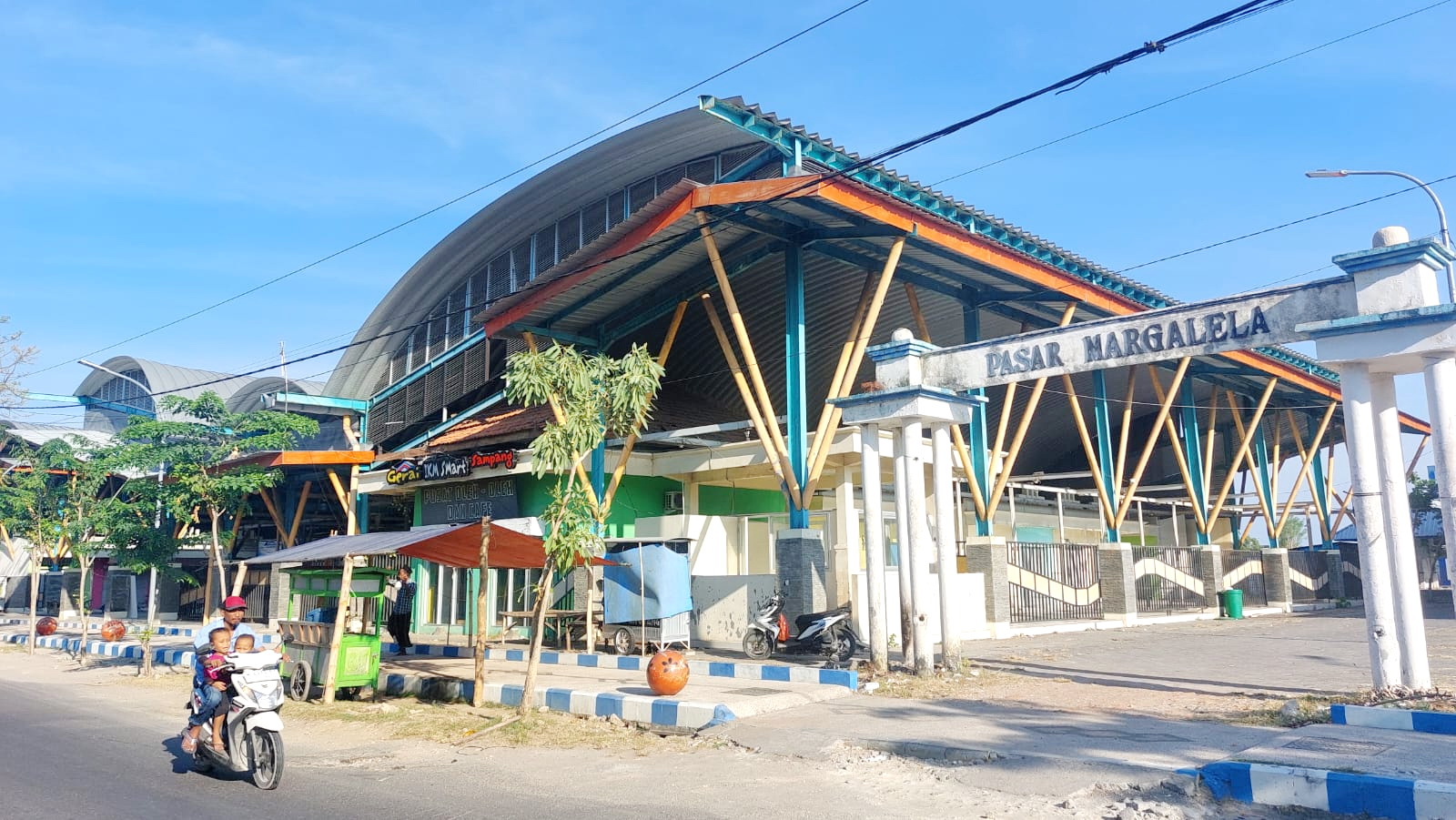 LENGANG: Pengendara melintas di depan Pasar Margalela, Jalan Syamsul Arifin, Sampang, Selasa (15/8). (ROSY/JPRM)