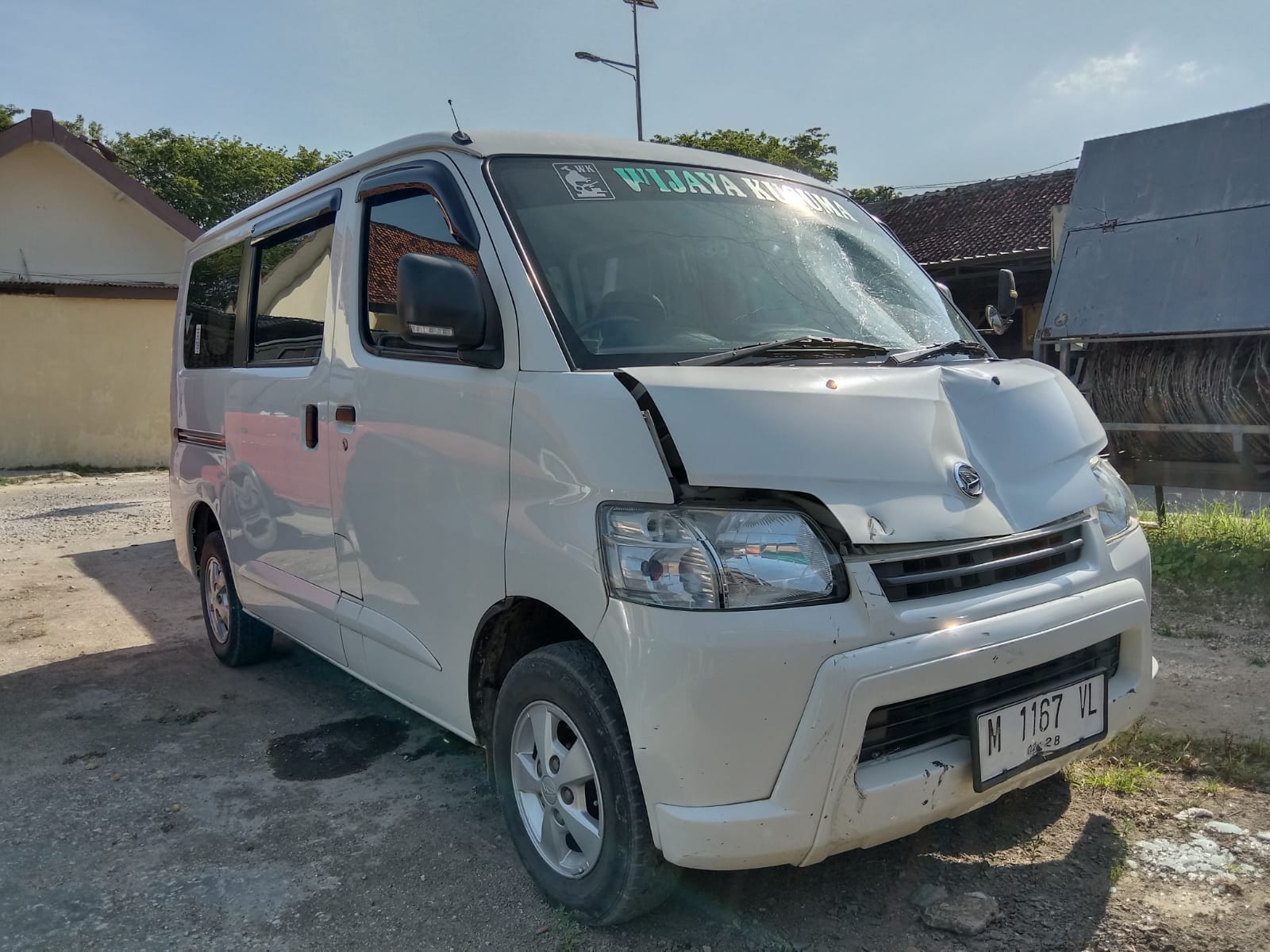 JADI SITAAN: Barang bukti mobil laboratorium Klinik Wijaya Kusuma yang terlibat tabrakan diamankan di Kantor Unit Laka Lantas Polres Sumenep, Selasa (15/8). (MUHAMMAD ERWIN MAULIDIN M/JPRM)