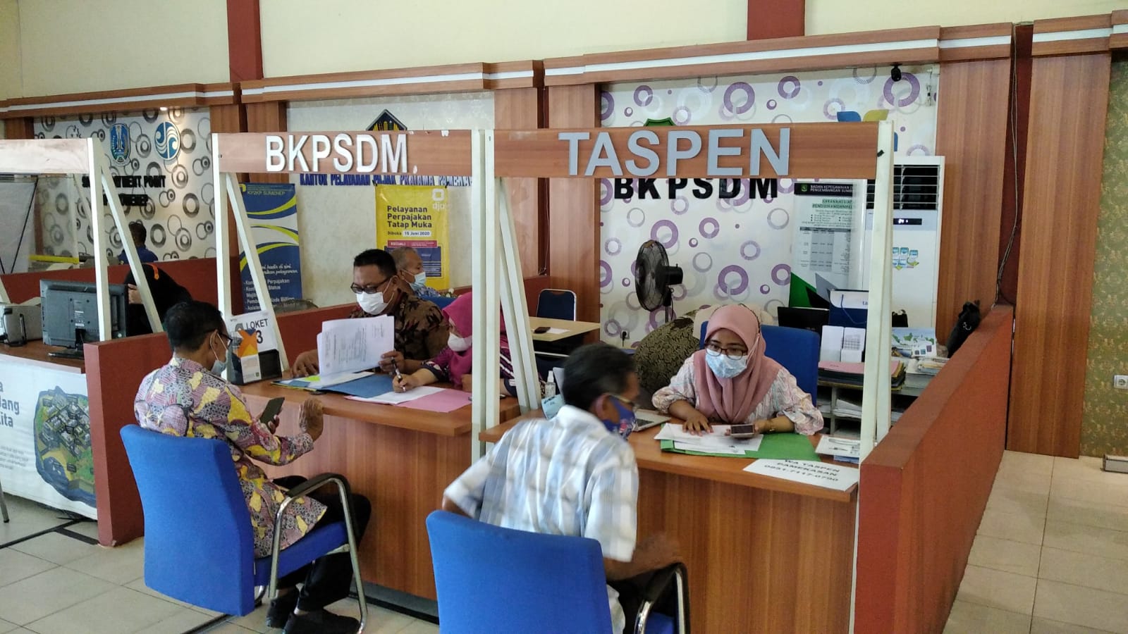Pegawai Taspen (Persero) Cabang Pamekasan melayani peserta yang mengurus berkas di MPP Sumenep, Rabu (16/8).