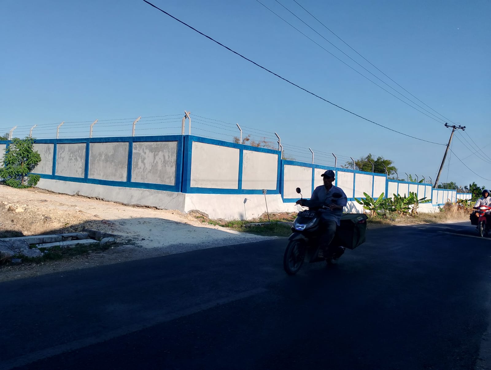 BELUM DIKERJAKAN: Pengendara melintas di kawasan industri hasil tembakau (KIHT) Desa Gugul, Kecamatan Tlanakan, Rabu (16/8). (MOH. JUNAIDI/JPRM)