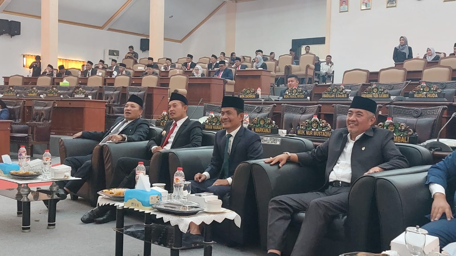 FORMAL: Bupati Slamet Junaidi (kiri) bersama Wabup Abdullah Hidayat bersama pimpinan dewan menyimak pidato kenegaraan Presiden RI secara virtual di kantor DPRD Sampang, Rabu (16/8). (JUNAIDI P./JPRM)