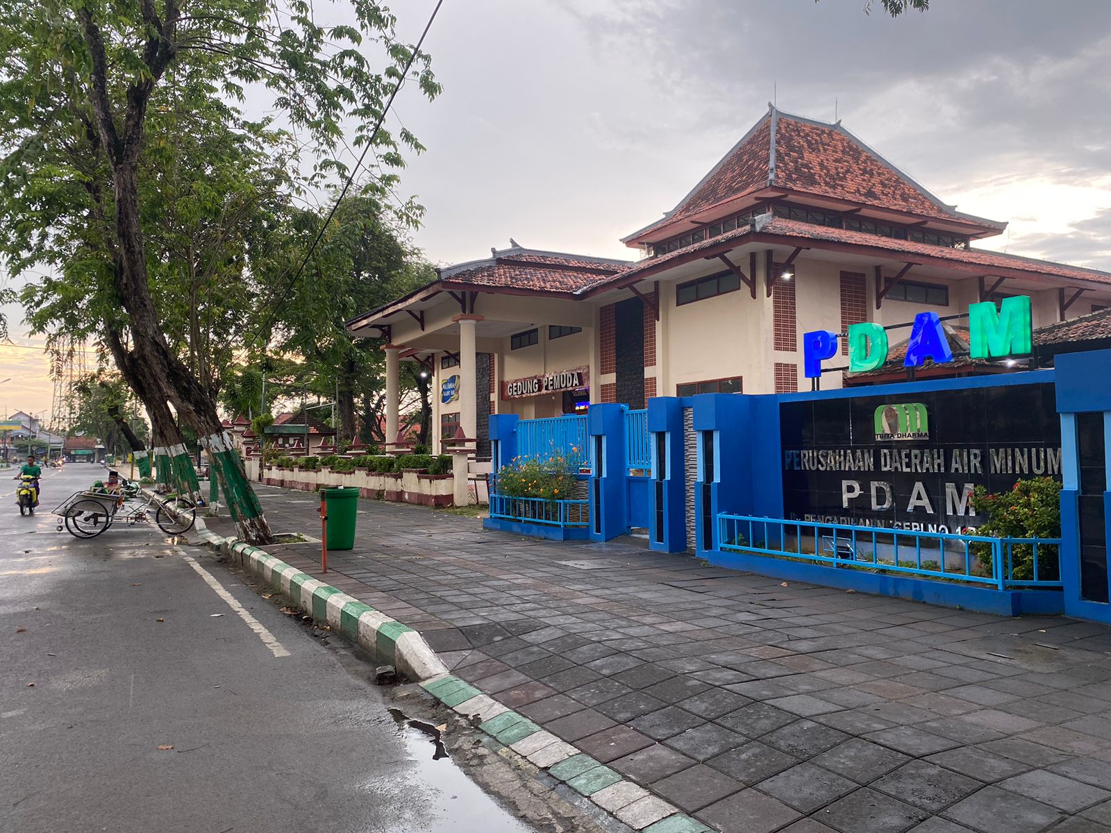PENGELOLAAN BURUK: Kantor Perumdam Tirta Jaya Pamekasan yang berlokasi di Jalan Kabupaten. (MOH. JUNAIDI/JPRM)