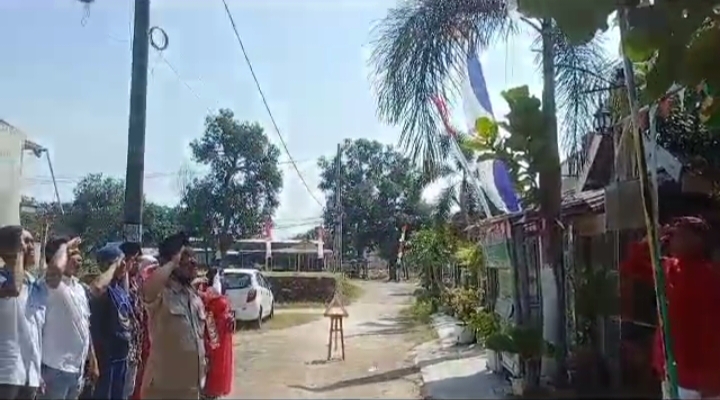 BENTUK SYUKUR: Peserta upacara memberi hormat pada Sang Saka Merah Putih dipimpin oleh komandan uparcara Nyamil di halaman Museum Mini Ambyar, Desa  Langkap, Kecamatan Burneh, Bangkalan, kemarin.