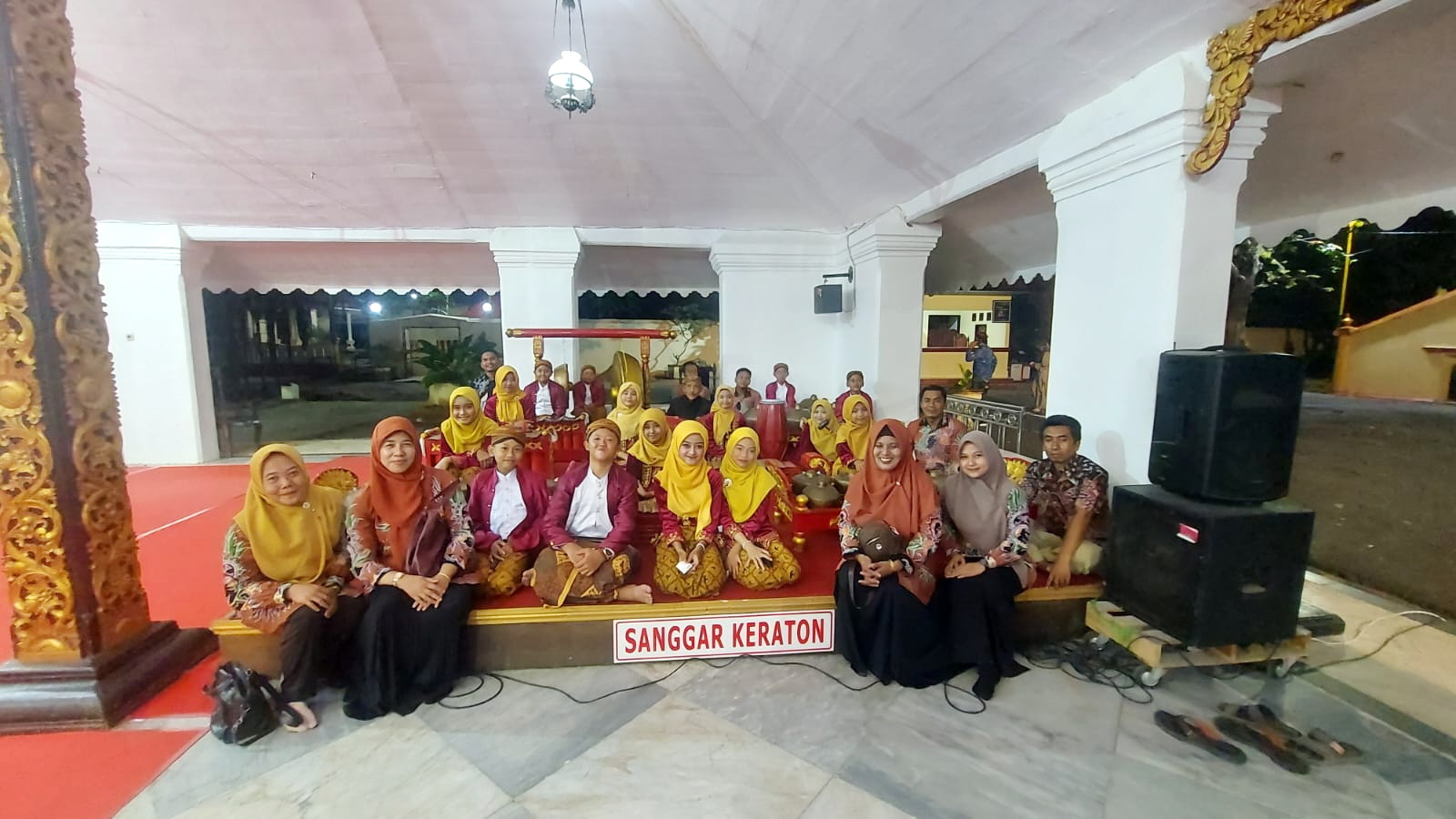Kepala SDN Bluto 1 Ratna Ningsih berfoto bersama guru dan siswa setelah penampilan di Museum Keraton Sumenep.