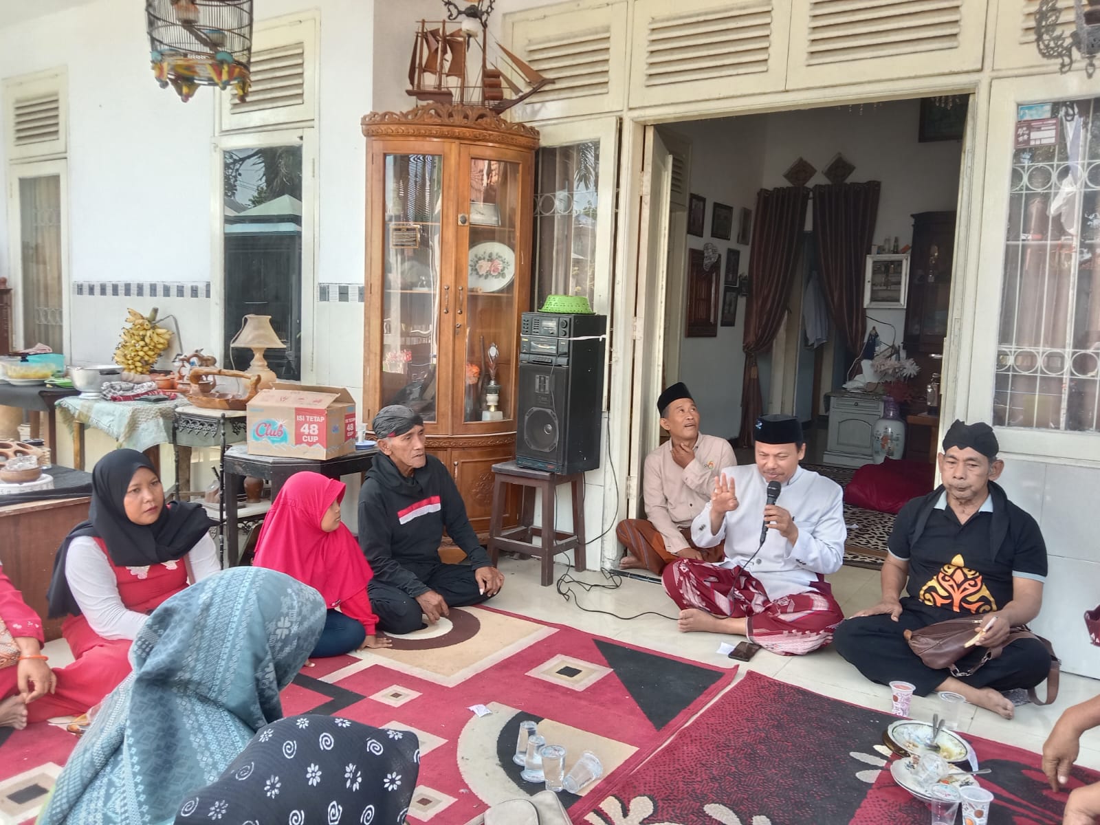 BERSYUKUR: Kiai Masudi memimpin kajian kemerdekaan di Museum Mini Ambyar Kamis (17/8). (INA HERDIYANA/JPRM)