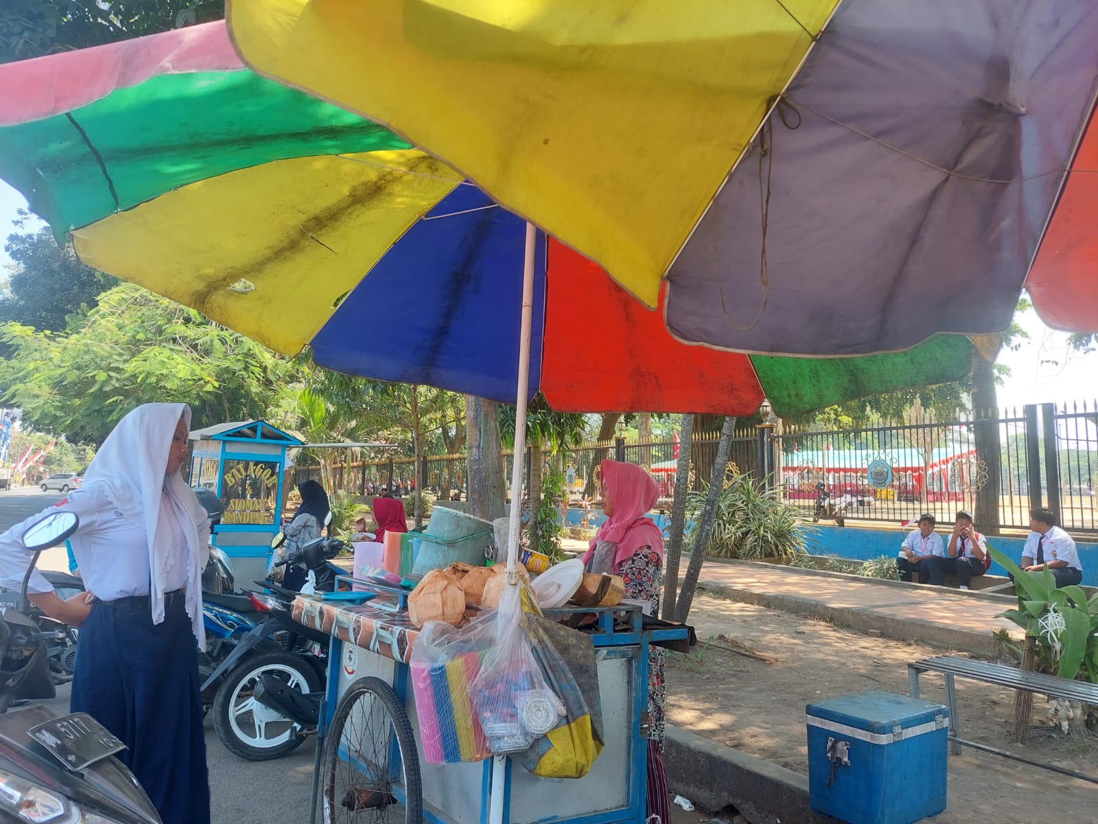 SUMBER PENGHASILAN: Penjual es degan melayani pembeli di daerah Alun-Alun Bangkalan, Kamis (17/8). (ZEINAL ABIDIN/JPRM)
