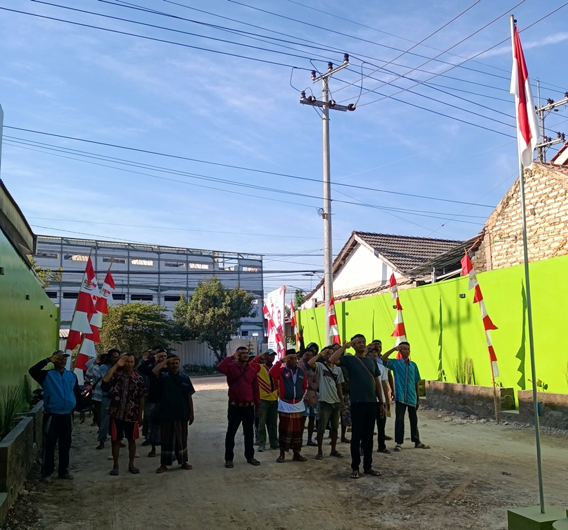 KOMPAK: Puluhan buruh bangunan melaksanakan upacara kemerdekaan di Perumahan Pendopo Agung Residence, Desa/Kecamatan Batuan, Sumenep, Kamis (17/8). (MOH. IQBAL/JPRM)