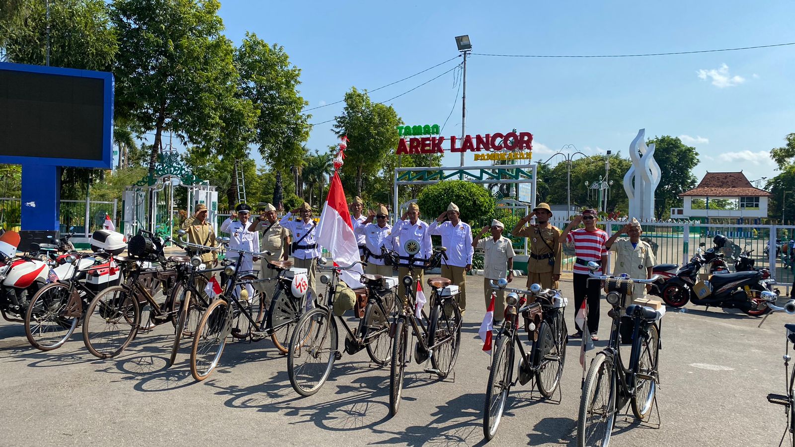 MENGHORMATI: Sekumpulan anggota komunitas sepeda angin sedang hormat pada sang Merah Putih di depan Monumen Arek Lancor Pamekasan, Kamis (17/8). (AYU LATIFAH/JPRM)
