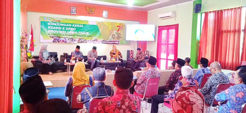 TEGAS: Anggota Komisi E DPRD Jatim lakukan kunjungan kerja dengan kepala Cabang Disdik Provinsi Jatim Wilayah Bangkalan bersama ketua SMK negeri dan swasta di SMKN 1 Kamal, Jumat (18/8). (JUPRI/JPRM)