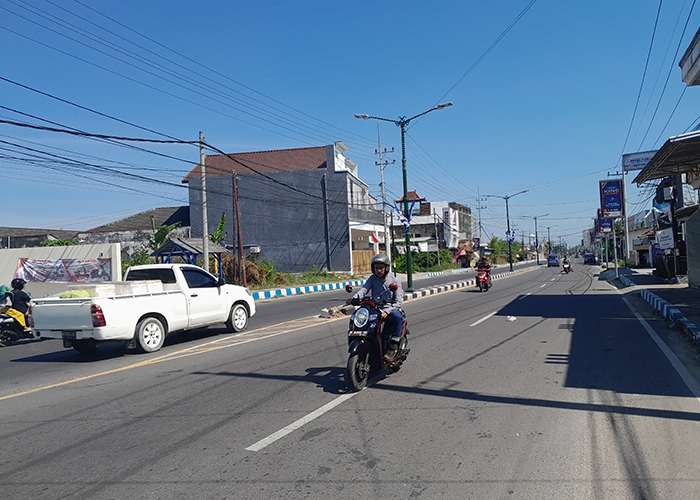 PENERANGAN JALAN: Keberadaan PJU di sepanjang Jalan Trunojoyo Sumenep sudah diganti LED sejak Selasa (15/8).&nbsp;