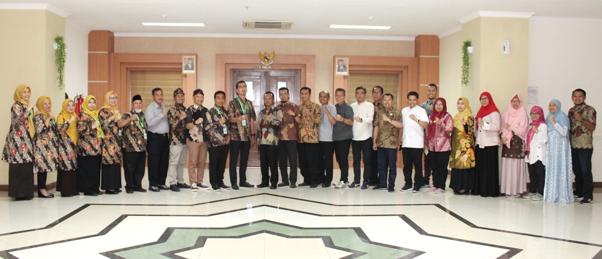 TEGAS: Sivitas akademika UTM berfoto dengan Plt Direktur RUSD Syamrabu Bangkalan beserta jajaran setelah penandatanganan dokumen perjanjian kerja sama Jumat (18/8). (VIVIN AGUSTIN HARTONO/JPRM)