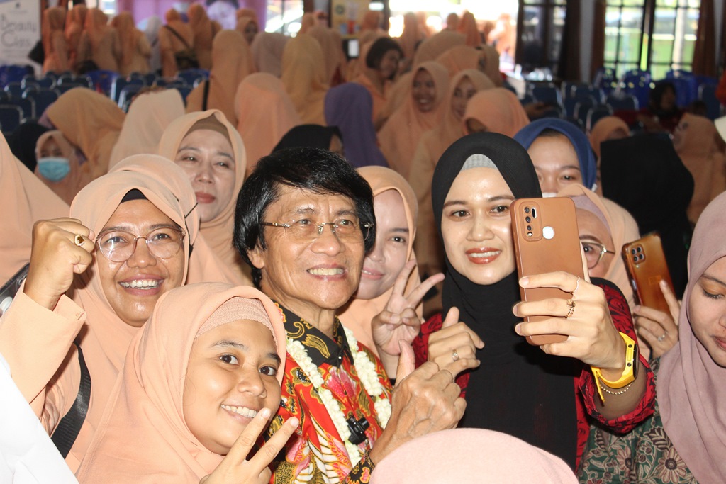 ANTUSIAS: Ketua LPAI Seto Mulyadi diajak swafoto oleh pengurus DWP, guru PAUD, guru SD, hingga SMA setelah seminar di Sumenep, Jumat (18/8). (HERIVIYA YUVI/JPRM)