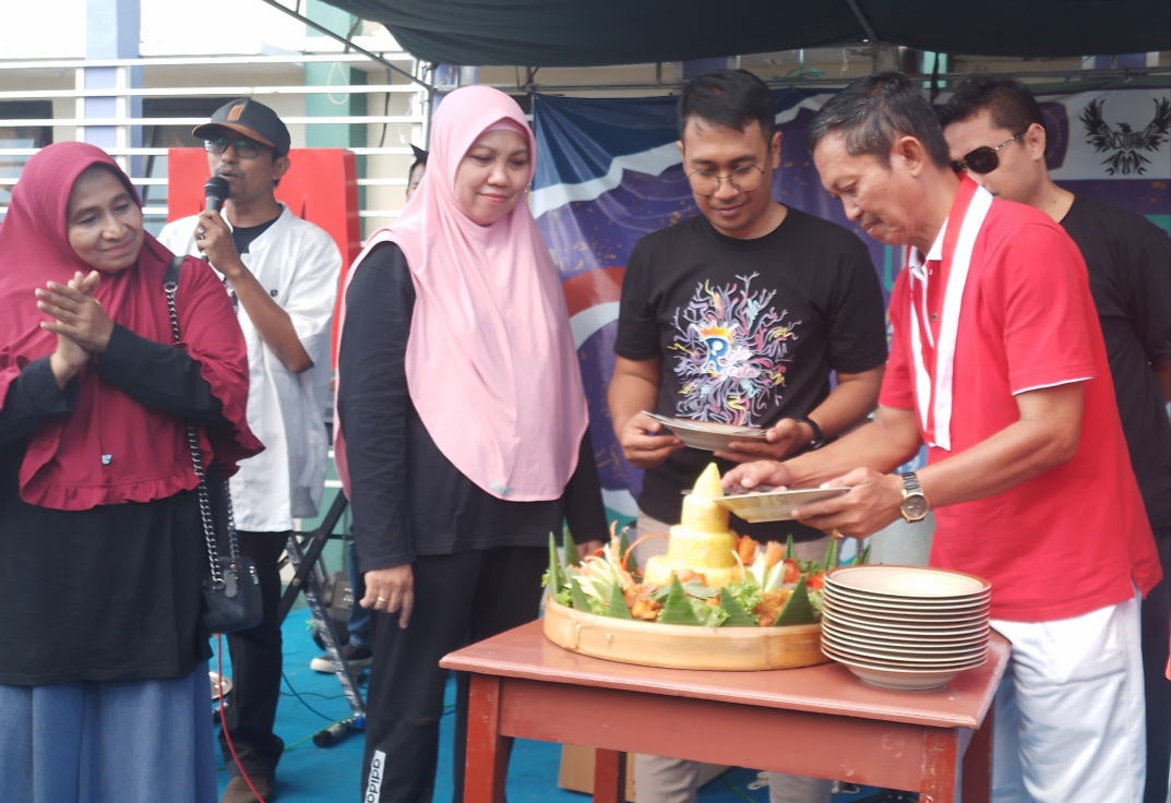 BERJALAN LANCAR : Kepala SMAN 1  Sumenep Achmad Sulaiman (kanan) didampingi para dewan guru saat melakukan pemotongan tumpeng pada Sabtu (19/8).
