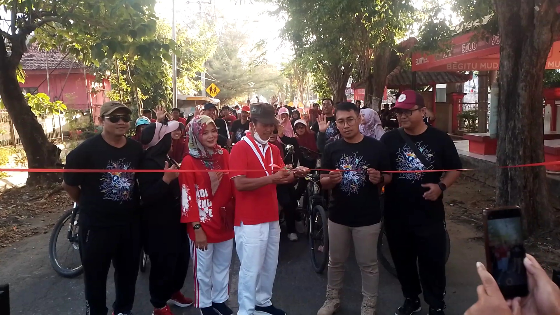 SUKSES: Kepala SMAN 1 Sumenep Achmad Sulaiman (tengah) saat melepas pemberangkatan fun bike di depan sekolahnya, pada Sabtu (19/8). (SMAN 1 SUMENEP UNTUK RadarMadura.id)