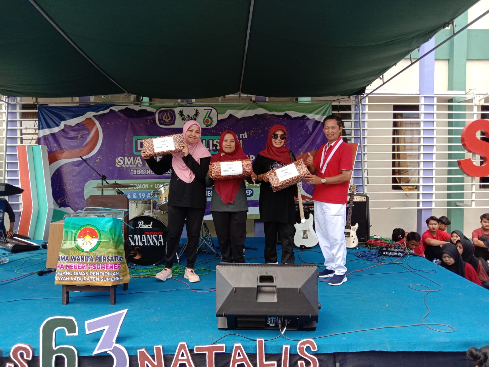 SEMARAK: Achmad Sulaiman (kanan) saat memberikan hadiah kepada para pemenang lomba di sekolah, Sabtu (19/8).