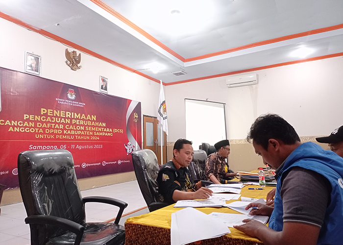 TUNTAS: Perwakilan parpol menghadiri rapat pleno penetapan DCS di Kantor KPU Sampang.&nbsp;