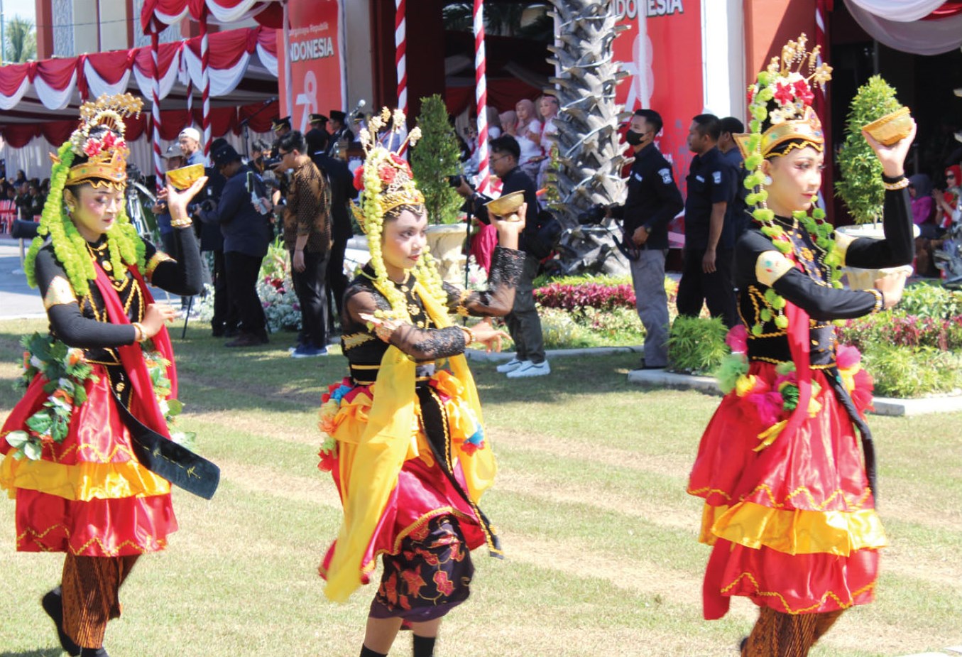 KHAS SUMENEP: Penari tari muang sangkal saat tampil pada acara upacara HUT Ke-78 Kemerdekaan Republik Indonesia di kantor Pemkab Sumenep, Kamis (17/8). (MOH. BUSRI/JPRM)
