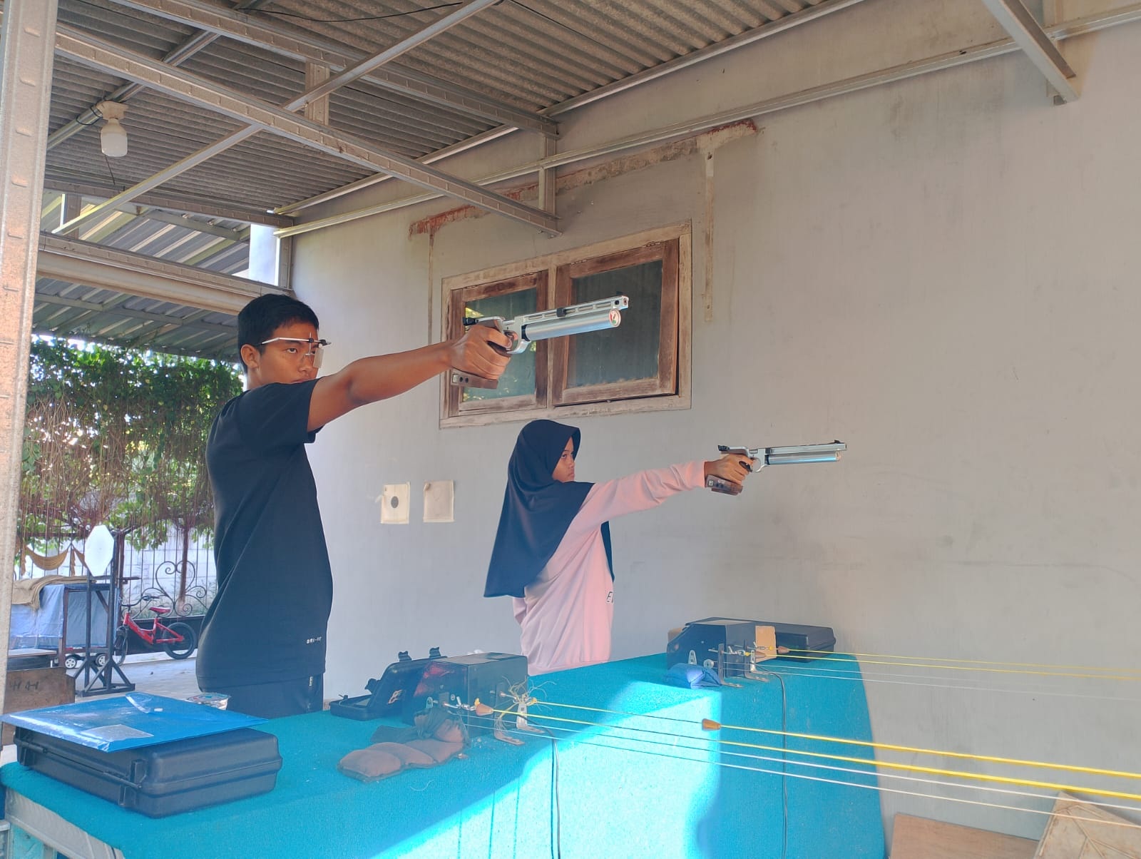 GIAT: Atlet Perbakin Pamekasan sedang latihan di lapangan tembak sasaran di Kelurahan Bugih, Pamekasan, Rabu (9/8). (DOK JPRM)