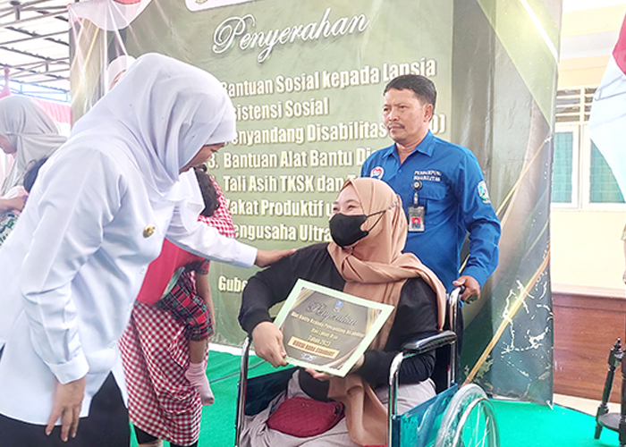 PEDULI: Gubernur Khofifah Indar Parawansa memberikan santunan kepada salah seorang warga penyandang disabilitas di Pendopo Kecamatan Labang.