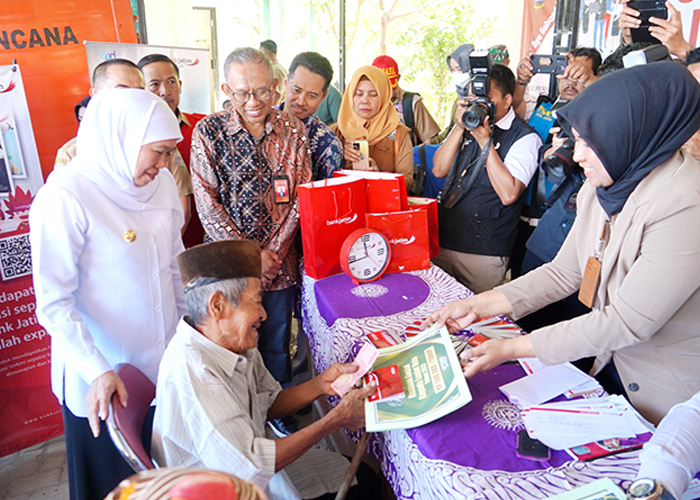 BANSOS: Gubernur Jatim Khofifah Indar Parawansa didampingi Direktur Manajemen Risiko Bank Jatim Eko Susetyono (baju batik) meninjau pencairan bantuan uang tunai kepada penerima di Pendopo Kecamatan La