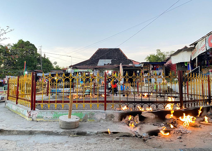 BUTUH PERHATIAN: Pengunjung membakar jagung di sekitar wisata Api Tak Kunjung Padam di Desa Larangan Tokol, Kecamatan Tlanakan.