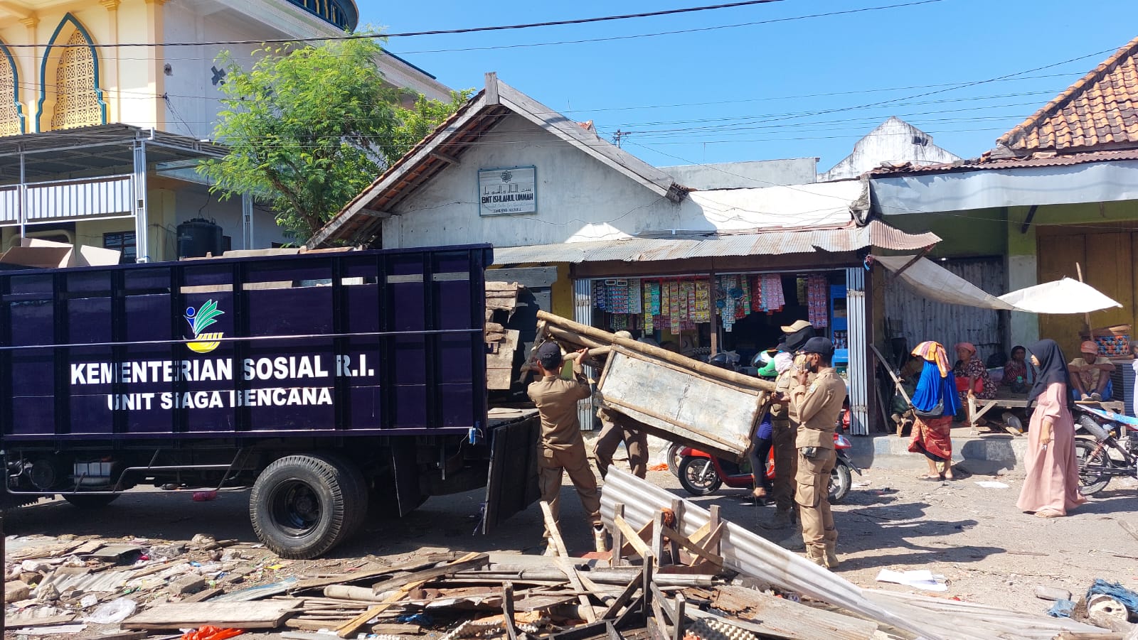 GUSUR: Petugas Satpol PP Sampang menertibkan lapak liar pedagang di Jalan Sikatan,  belakang Pasar Srimangunan, Sampang, Rabu (23/8). (JUNAIDI PONDIYANTO/RadarMadura.id)
