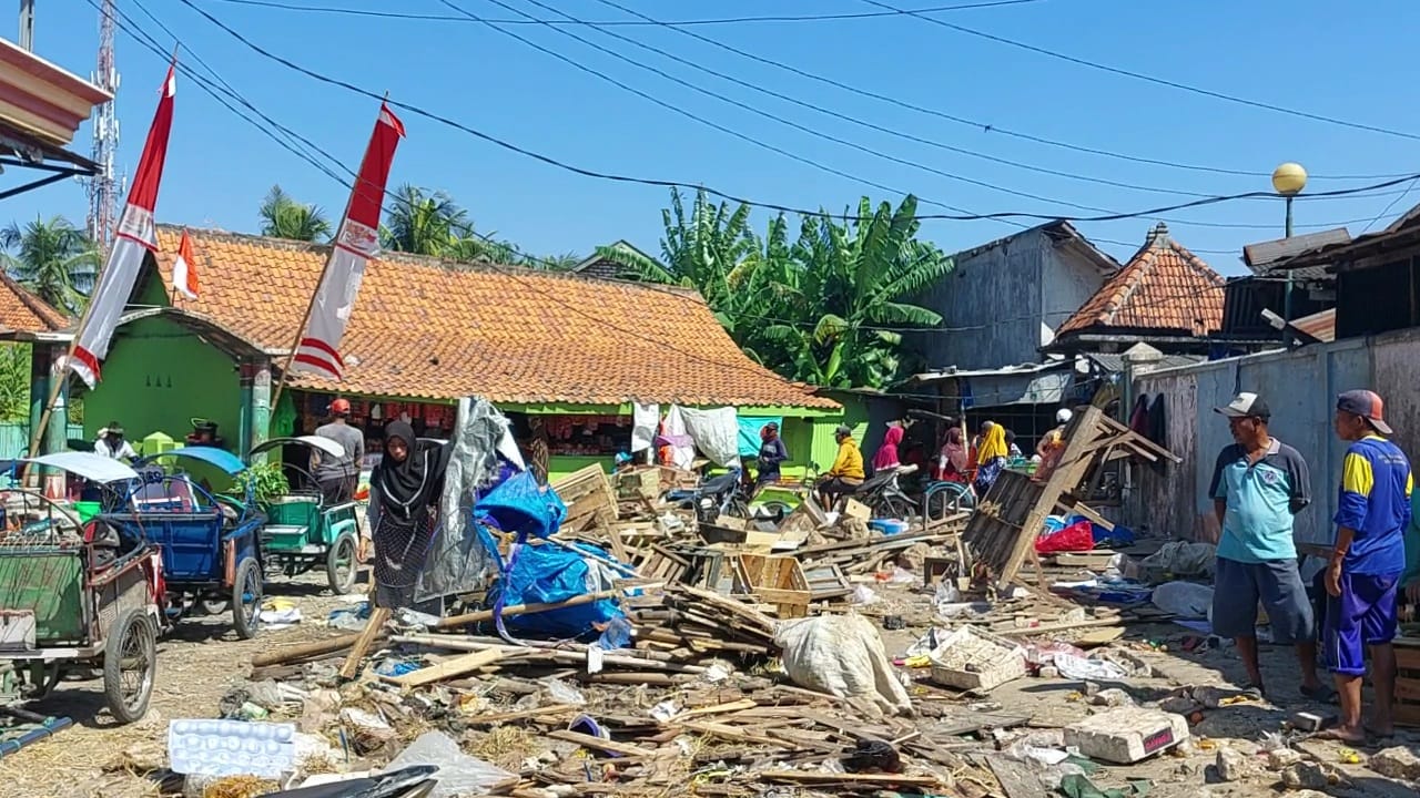 RATA: Ratusan lapak yang sebelumnya kumuh kini sudah dibongkar Satpol PP Sampang pada Rabu (23/8). (JUNAIDI PONDIYANTO/RadarMadura.id)