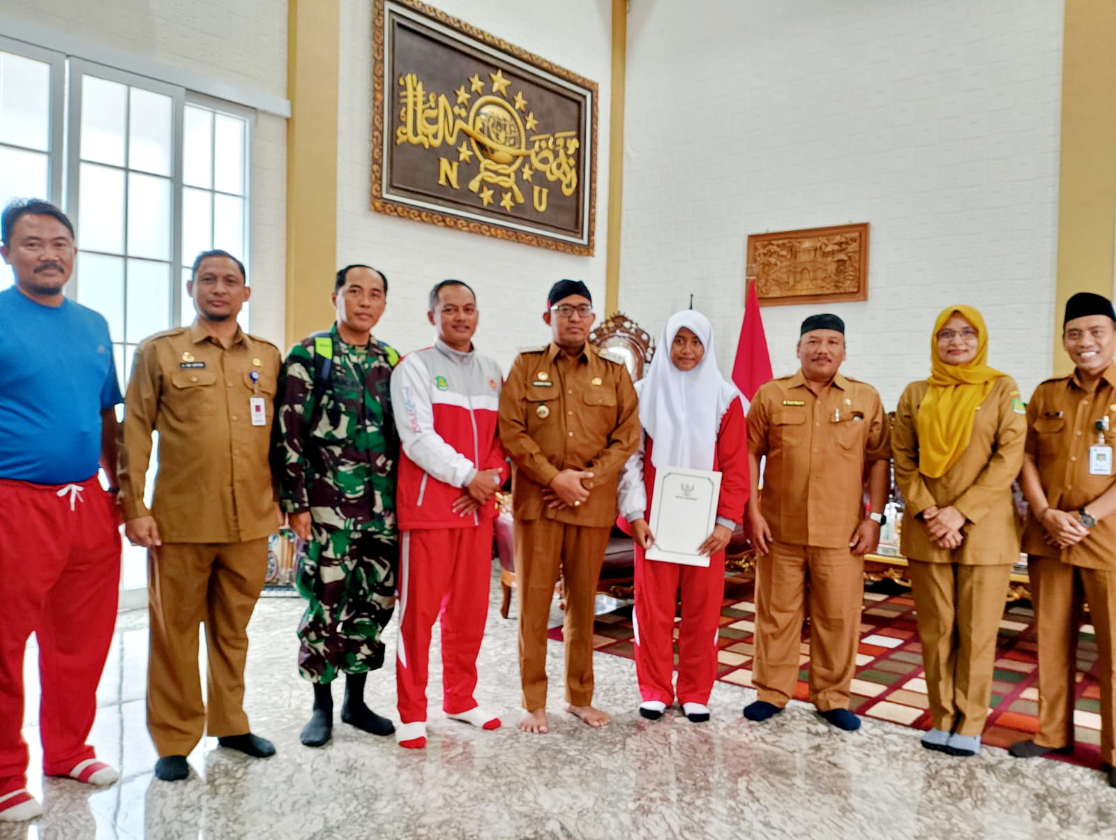 KEBANGGAAN: Ajeng Ayu Syarifah (pegang map) saat menghadap Bupati Fauzi sebelum berangkat ke Jakarta untuk melakoni ajang SEA Age Group Swimming Champhionship 2023. (FAISAL RIZA BAISUNI UNTUK JPRM)