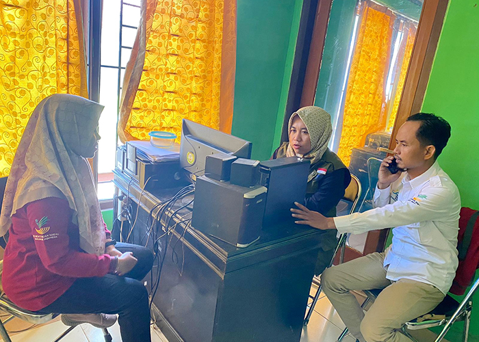 PELAYANAN: Tiga orang pendamping PKH mendata penerima bantuan di kantor Dinsos Pamekasan.