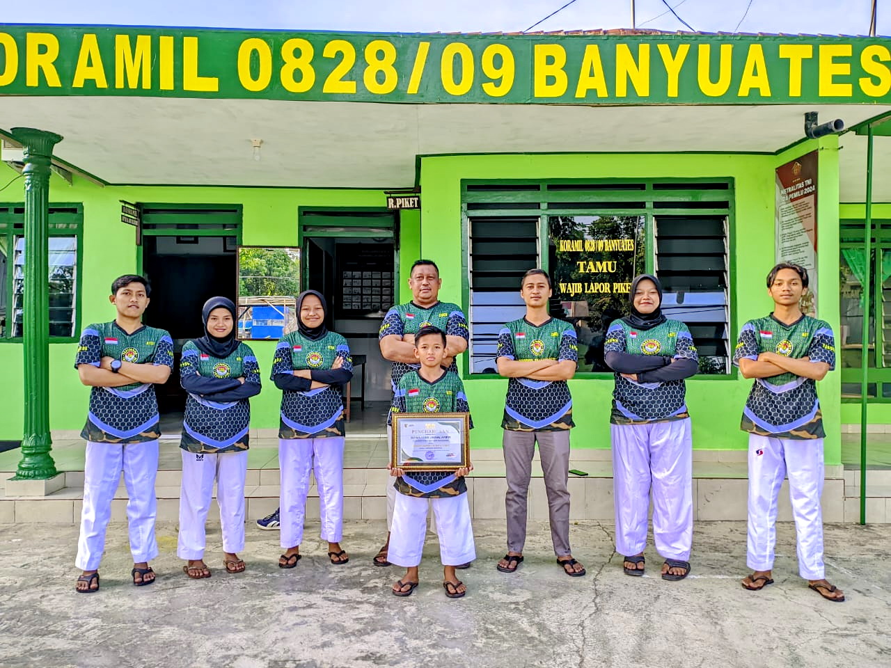 PUNYA TARGET: Atlet dan pelatih TI Sampang berfoto bersama di Koramil Banyuates. (TI SAMPANG UNTUK JPRM)