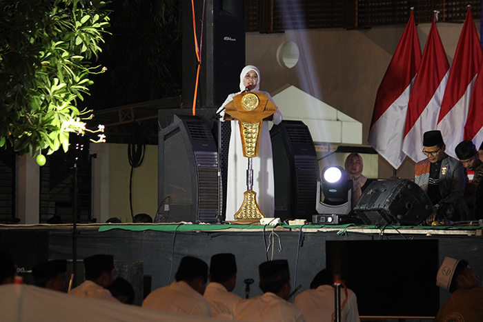 SAMBUTAN: Kajati Jatim Mia Amiati saat menyampaikan sambutan.