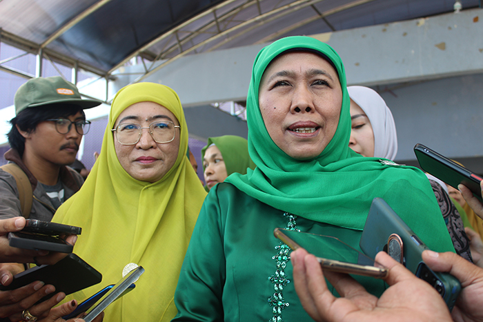 DORONG PEMBANGUNAN: Wabup Sumenep Dewi Khalifah (kiri) mendampingi Gubernur Jatim Khofifah Indar Parawansa (kanan) saat diwawancarai sejumlah media di gedung Korpri Sumenep.