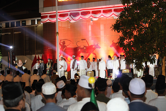 SINERGI: Kajari Bangkalan Fahmi, Plt Bupati Bangkalan Mohni, dan Kajati Jatim Mia Amiati saat membaca salawat bersama para kiai dan masyarakat tadi malam.